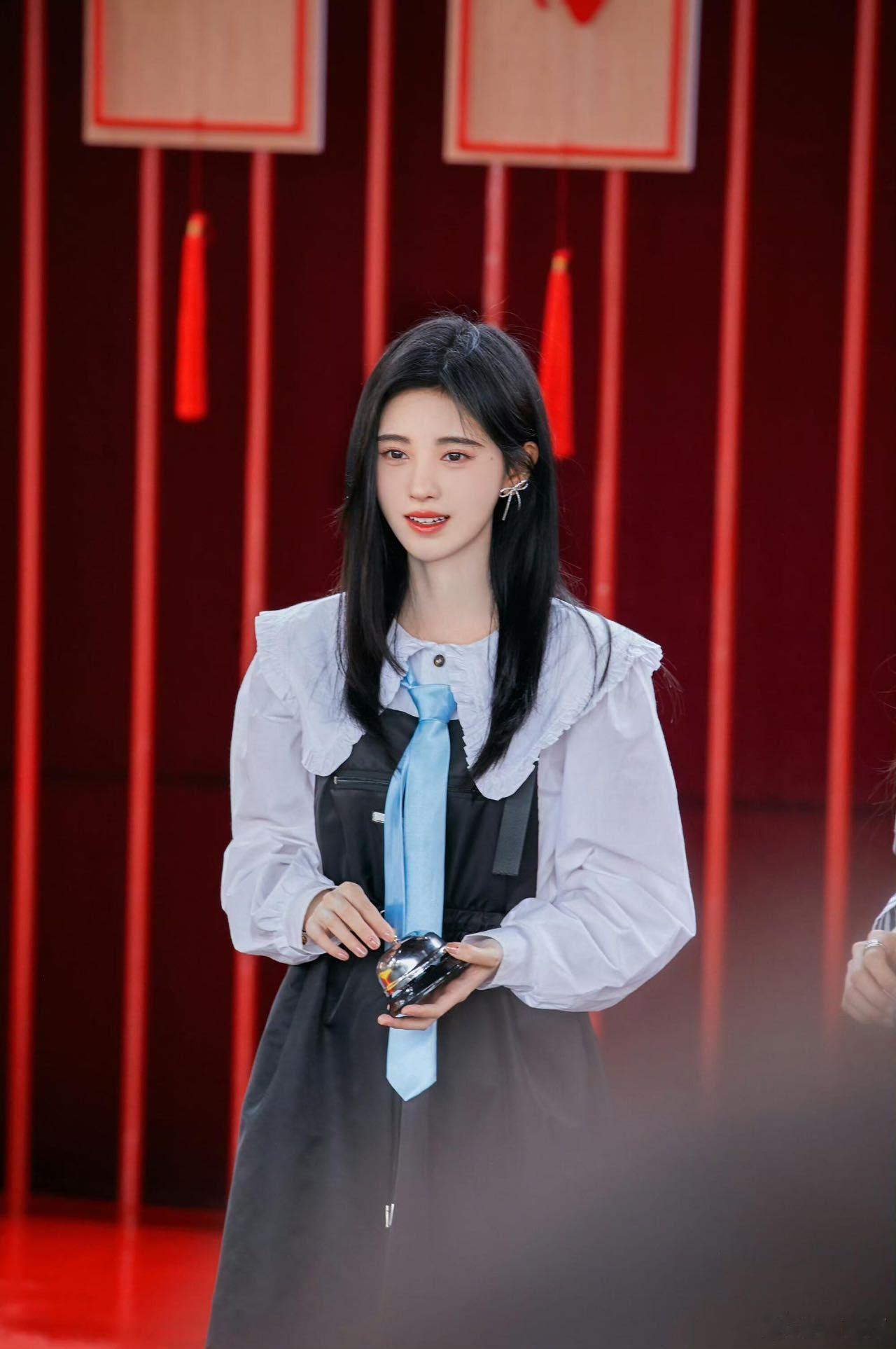 鞠婧祎五年没上综艺了鞠婧祎上次上综艺还是2021年的快本，一晃五年过去了。这