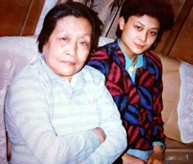 1987年世乒赛，何智丽公然违抗让球命令，硬生生把队友打下去拿了冠军。回国后她被