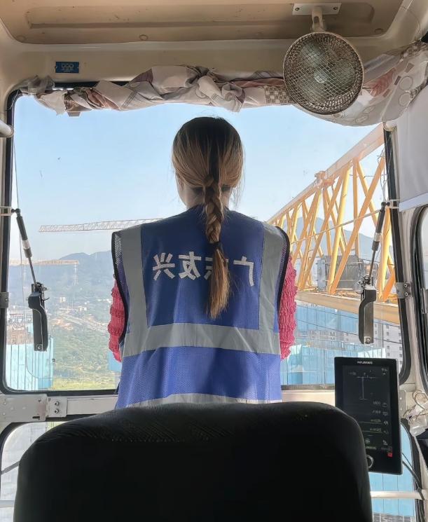 36岁塔吊女司机被工地清退，四个月两万五工资一分没结。她没哭闹，把安全帽扔进垃