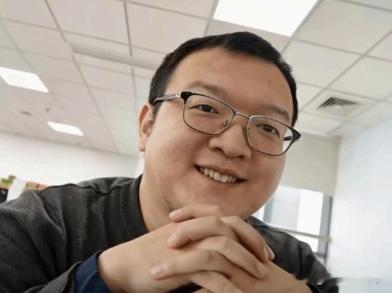 近日，抖音平台上一个主打《艾尔登法环》直播的游戏主播账号“宫崎英低-”，因连