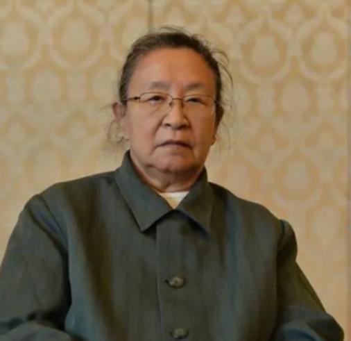 毛泽东逝世后，每逢毛泽东的生日，一个穿着极其朴素的妇人，都会排队进入毛泽东纪念堂
