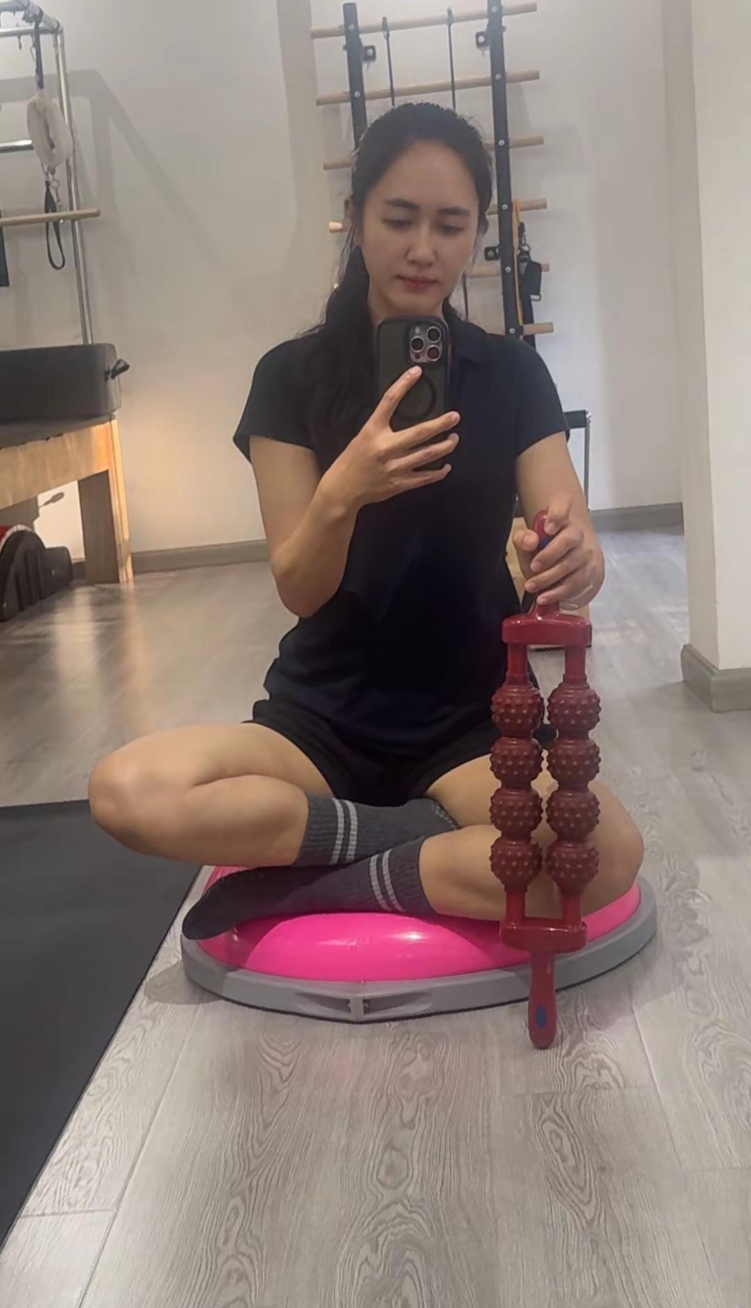 你不是在练普拉提，你在修自己。头往前探、肩膀内扣、屁股一撅——这三样，不是懒，