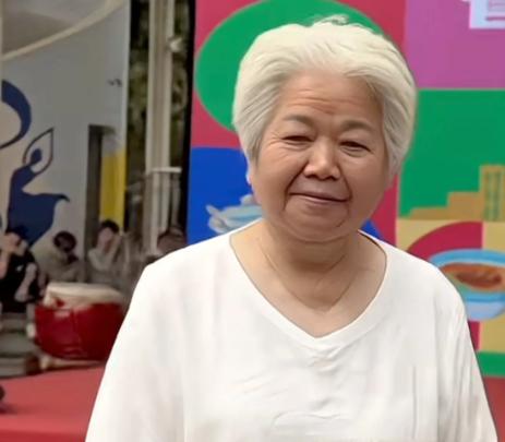 岁月太催人！当年家喻户晓的央视“国脸”邢质斌，如今变化大到认不出！近日她罕见