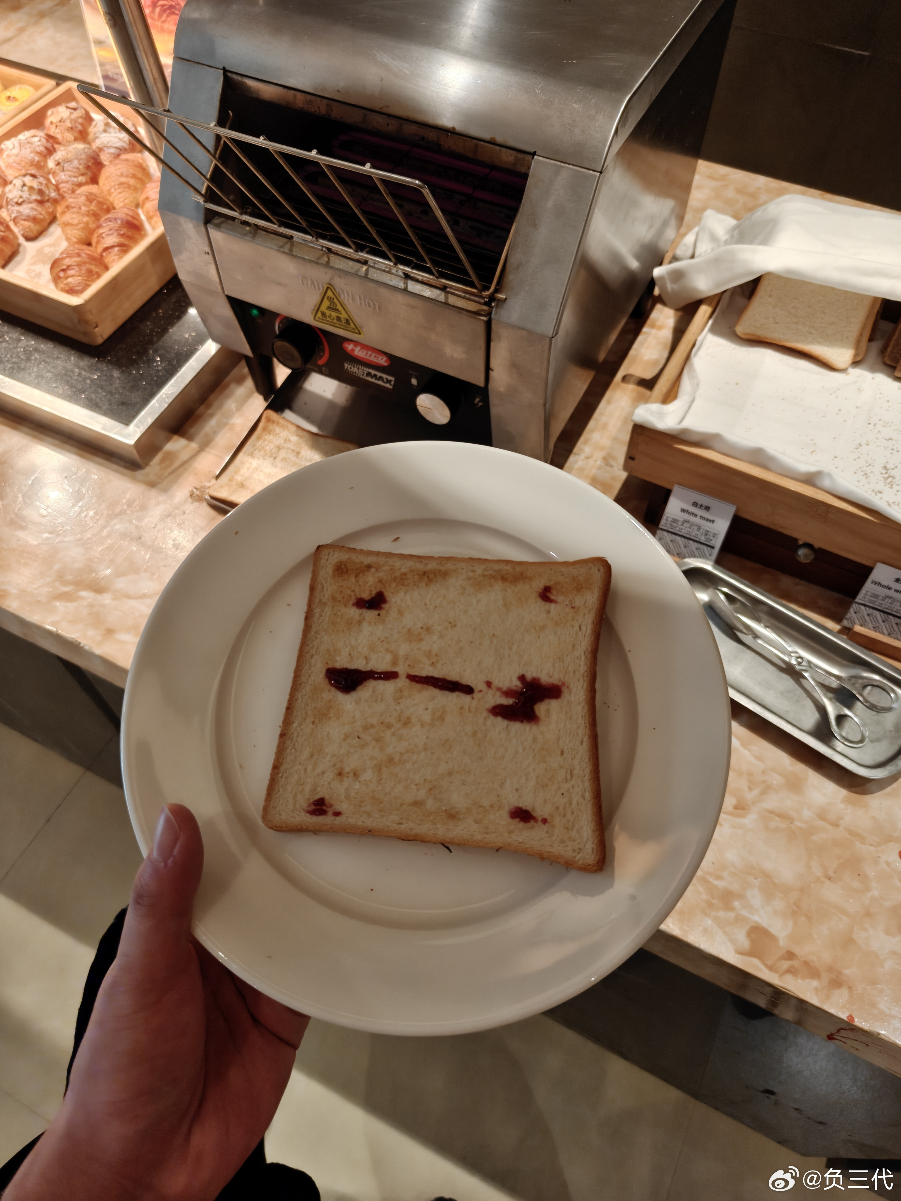 早！今天收敛一点，早餐就吃一片面包。昨天炫了个半饱。下完赛道全还回去了