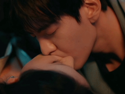 无予伦毕💛无予伦毕情人节出来亲个嘴