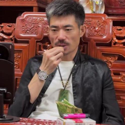 阿四，去年一夜爆火，今年他还是那副样子：黑墨镜、冷脸、慢悠悠在展台前一站。网友又