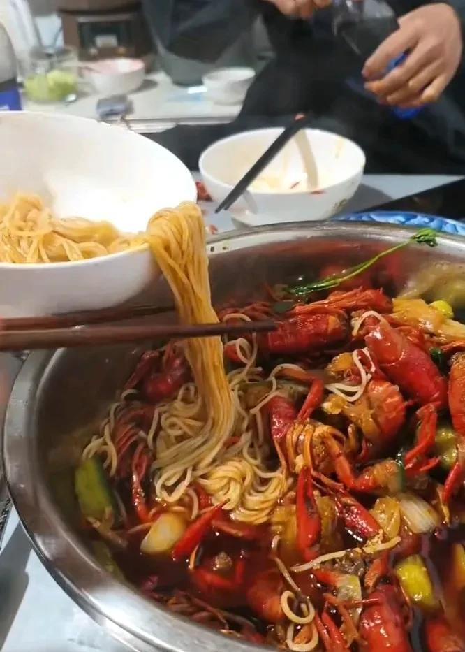 #分享城市新鲜事#朋友叫我去他家吃龙虾，只看到桌子上放着一盆酱汁麻辣龙虾，还有