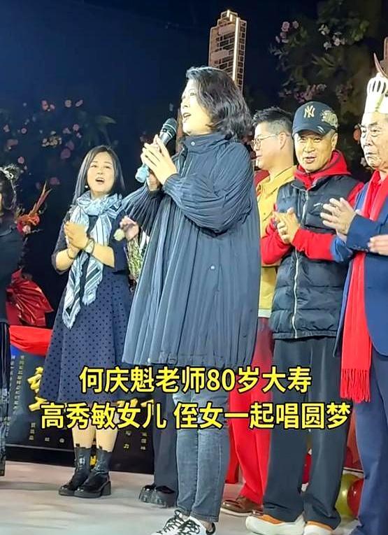 高秀敏的女儿李萱，中戏导演系毕业，现在天天在镜头前喊“家人们，酸黄瓜19块9两罐