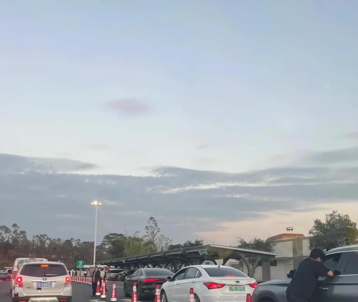 跑一千公里高速，油车加一次油就够了。一公里六毛钱，花六百块。电车呢，