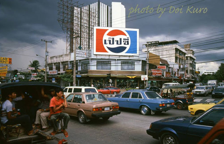 1984年，泰国首都曼谷，大街上跑着不少的小汽车和三轮车。