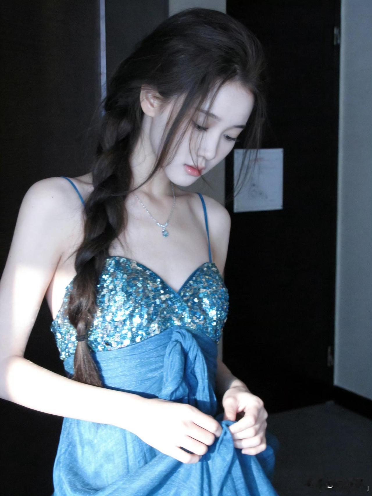 李瑜这组蓝色梦幻少女写真简直绝了！照片中的她优雅地垂下眼眸，那温柔如水的模样，瞬