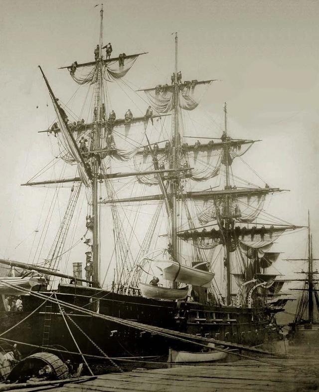 左宗棠与沈葆桢关系破裂主要是军费引起的，但其根本是两人在陆军与海军作用观念上认识