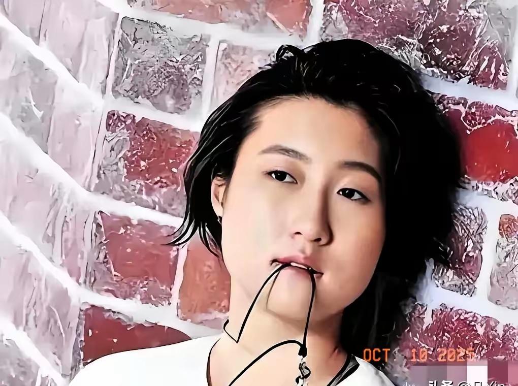 从“小龙女”到Etta：她用沉默注销了别人给的名字在香港入境处递交身份证的