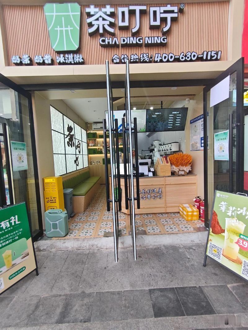 太猖狂！高仿霸王茶姬门店紧贴正品开店，法院判赔35万不少奶茶爱好者都遇到过