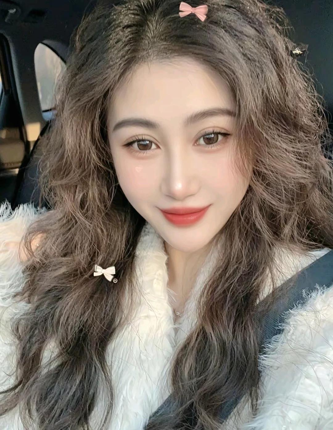 山西。3月10日，39岁的穿搭博主“王炸姐”去世。当时她正在直播，展示完衣服，