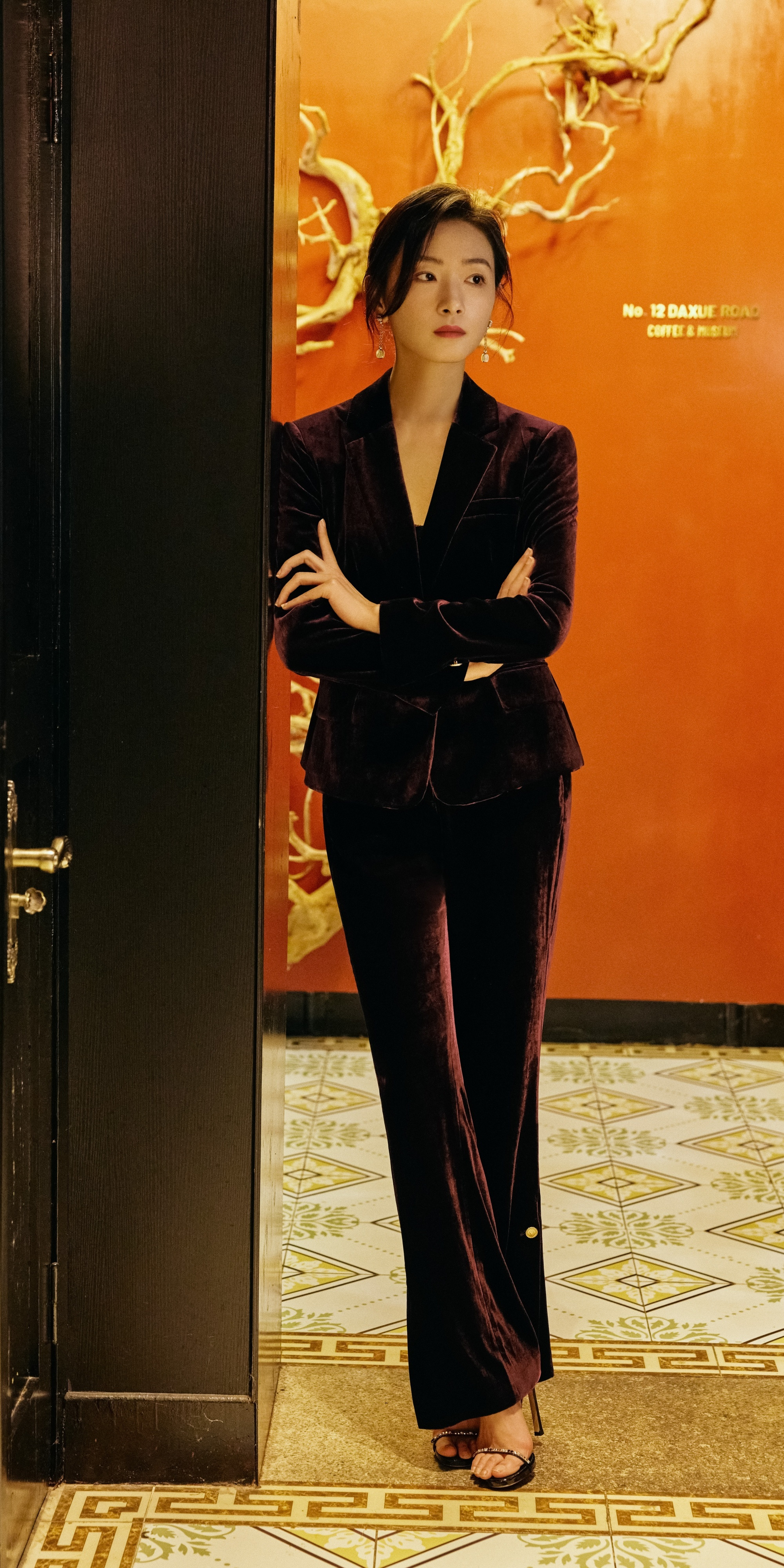 万茜，西装高跟，又飒又美。万茜