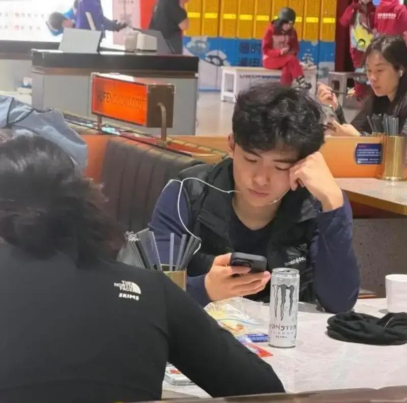 香港茶餐厅，一眼就被认出来。18岁的Lucas，穿件白T恤，185的个子，帅得跟