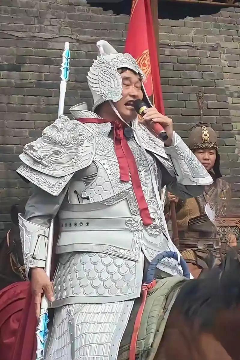 跟大衣哥同期的草根明星，几乎全死绝了。旭日阳刚耍大牌凉透，杨光摔话筒消失，草