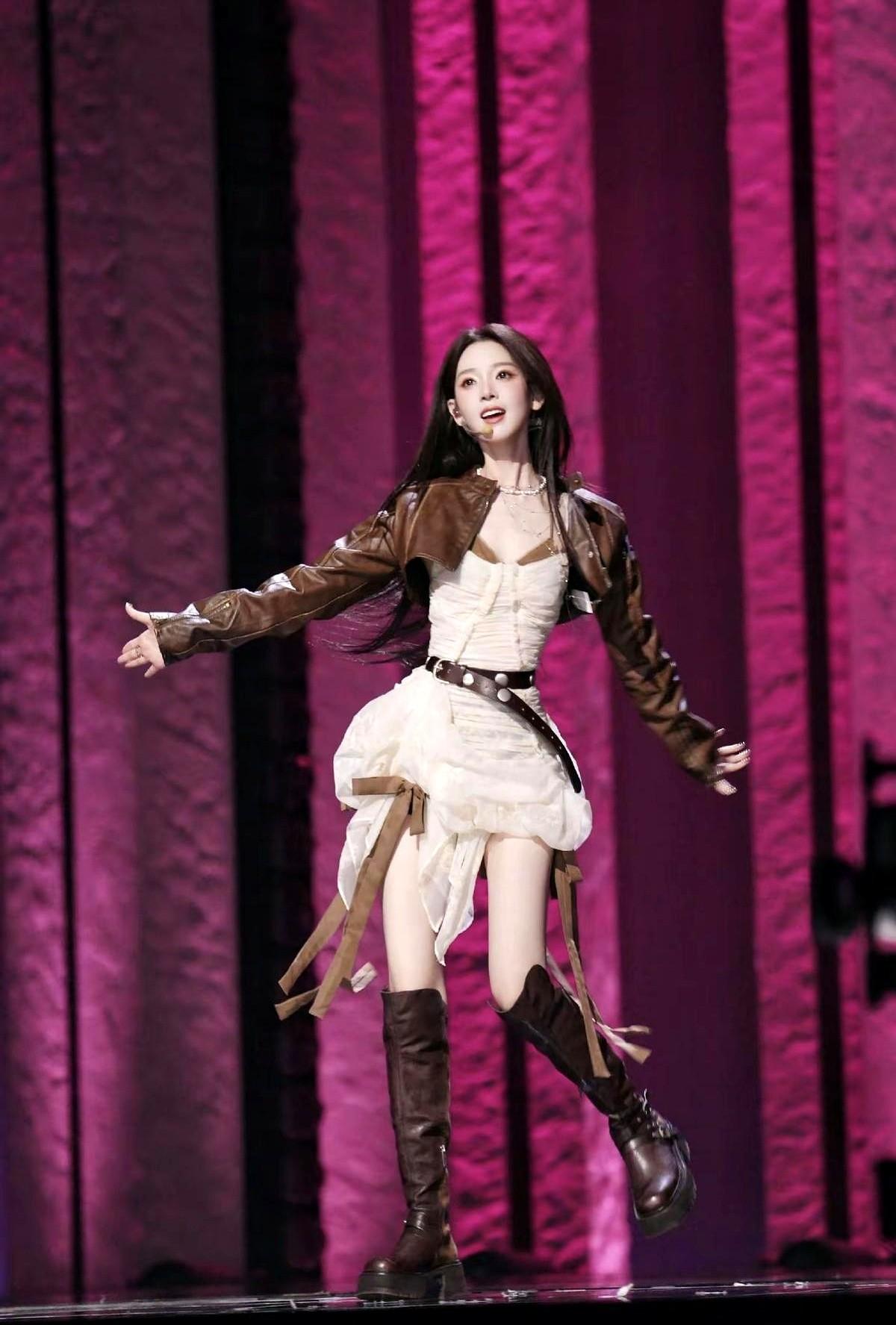 陈瑶《乘风2026》初舞台，红裙短发甜到爆，谁顶得住啊？！她以前演岳绮罗那种