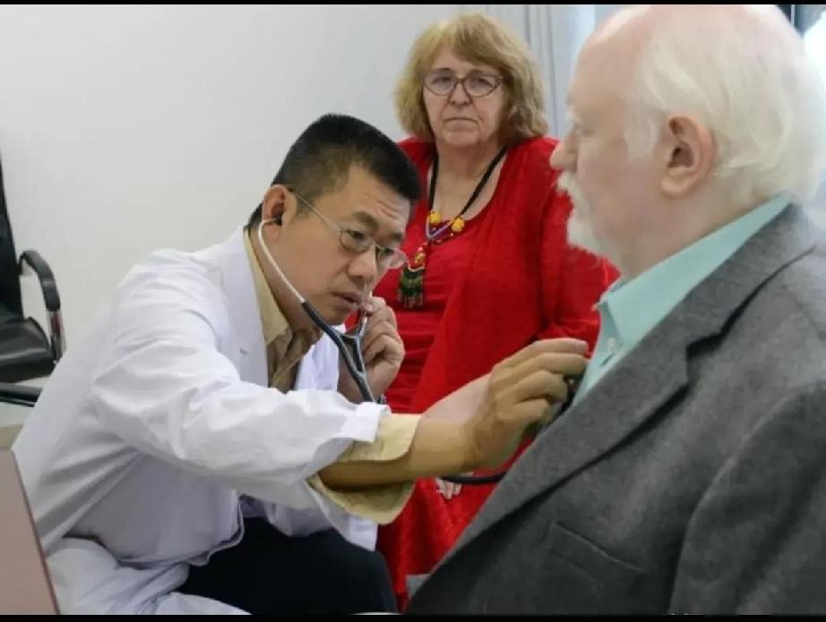 注意！最近一大波欧美老外组团杀到中国看病，直接把全网看怒了！为啥放着自家医