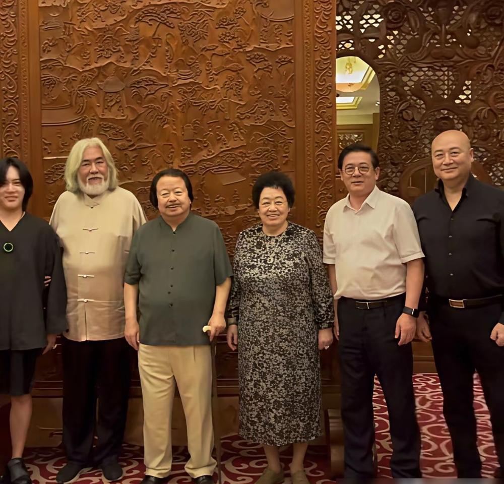 迟重瑞站在八宝山最前面，手抖得握不住慰问者的手。两个月前，他还站在坐着轮椅的