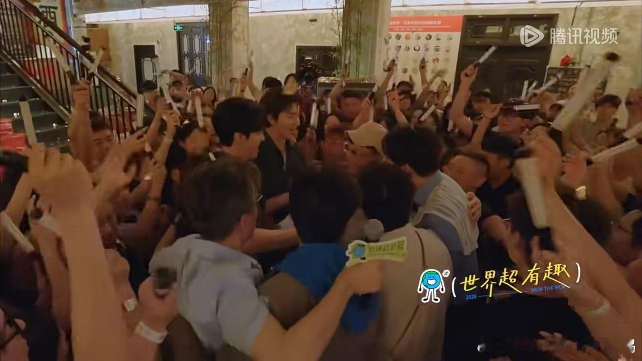 刘宇宁说我们第三季见刘宇宁穿越人群拥抱孙红雷台上合唱，刘宇宁却跑下台穿越人群抱
