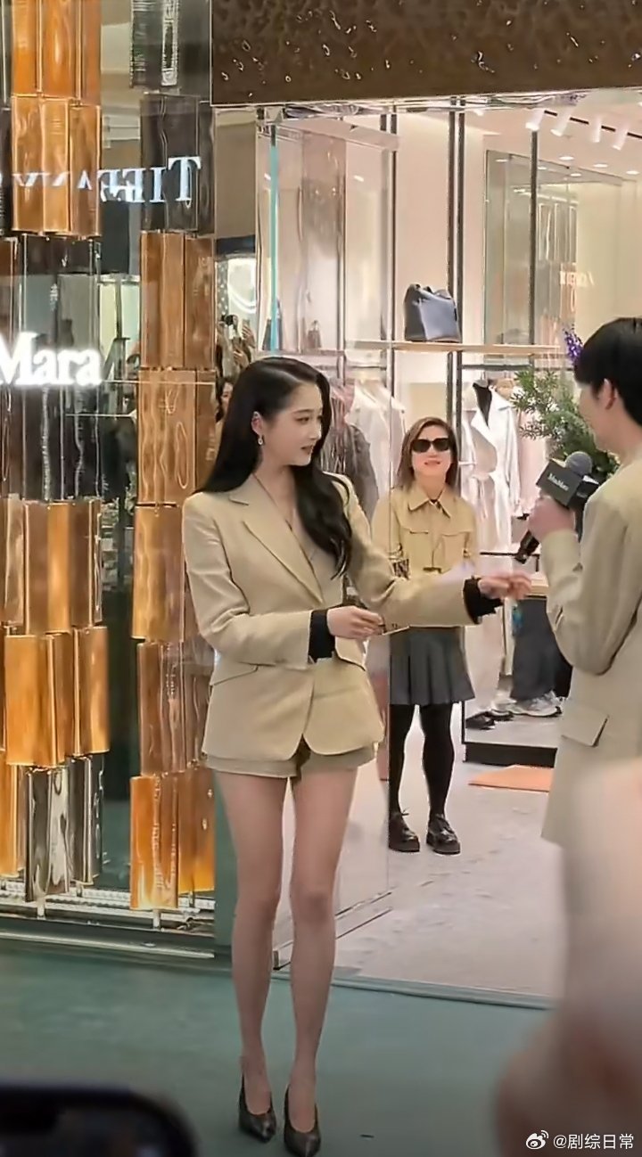 关晓彤至今不知道腿长的坏处腿到别人腰，劈叉最长距，生图就是行走的衣架子。关晓彤