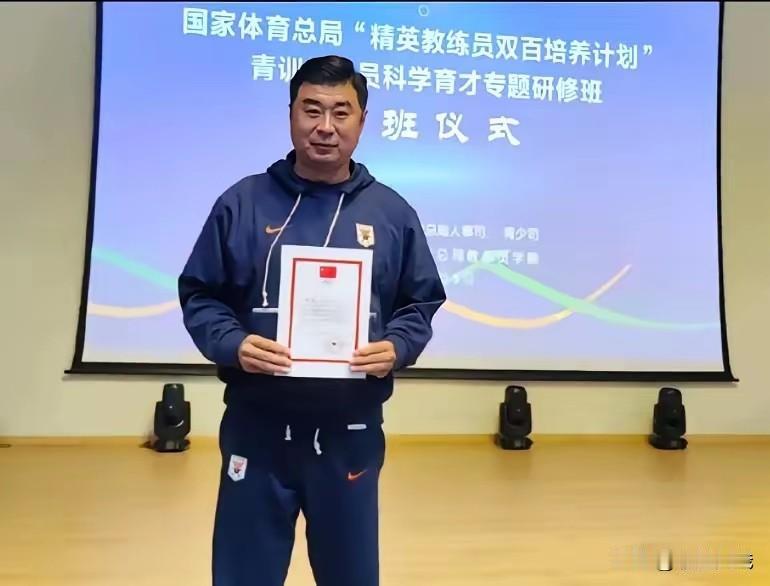 山东泰山队代理主帅（韩鹏）再获一个培训证书！2021年10月，韩鹏就获得了A级