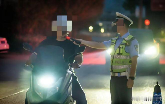 湖南益阳，男子晚上开车去和朋友一起吃饭，和朋友小酌两杯后，得知母亲不舒服。知道开