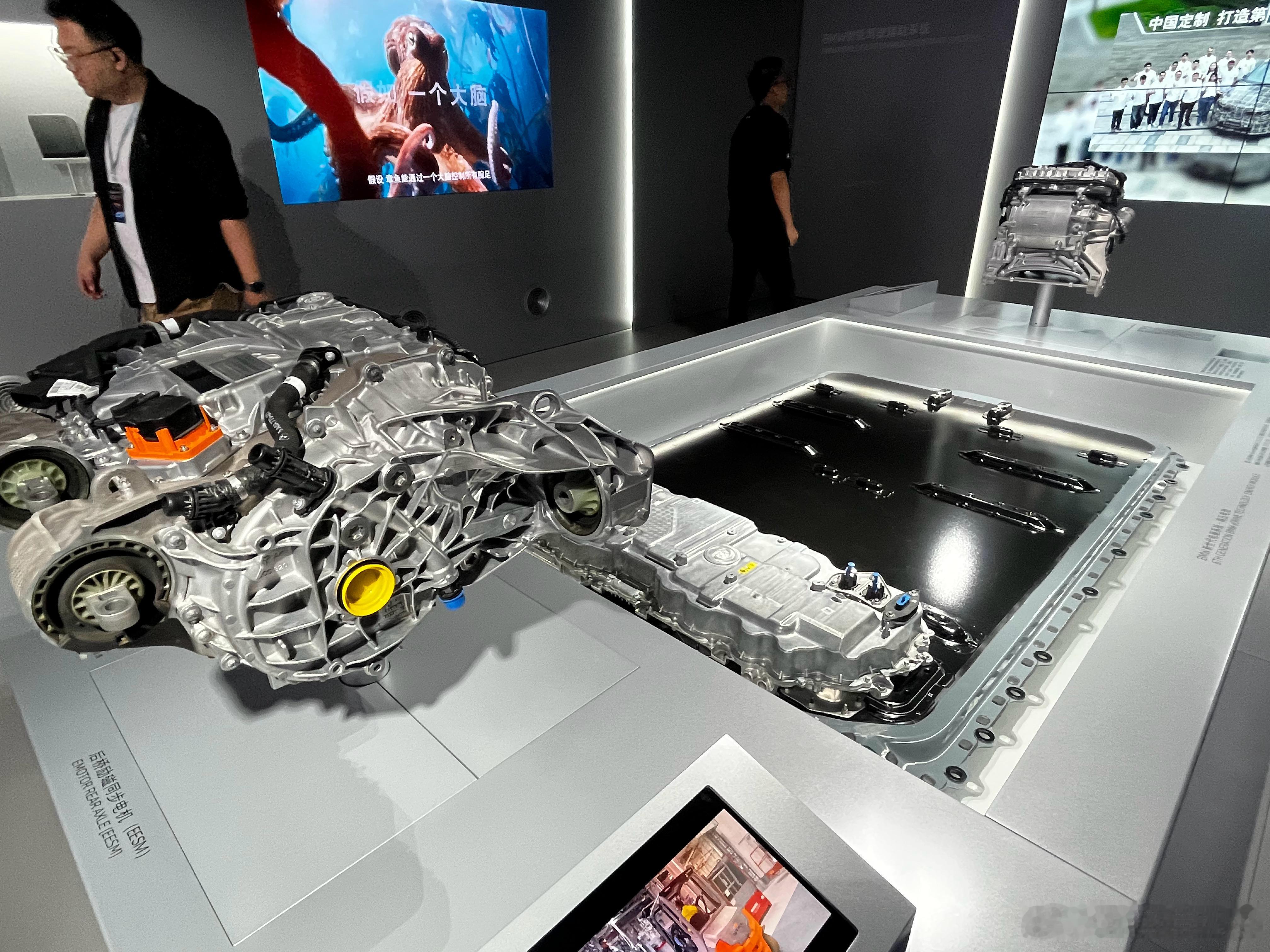 今天认真学习了一下宝马的新世代技术，这次宝马首秀了电驱系统，宝马的大圆柱电芯也第