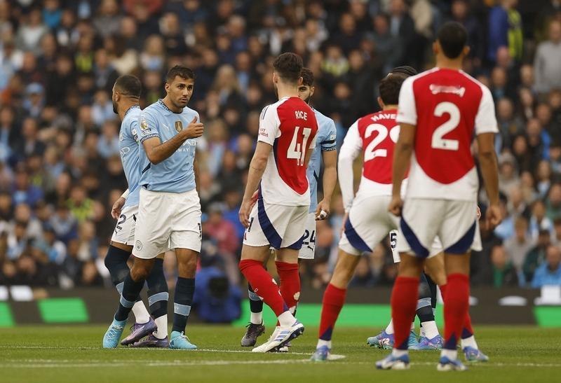 罗德里英超赛季开始前，媒体人集体预测本赛季冠军归属，除了几个曼城系名宿外，其他人