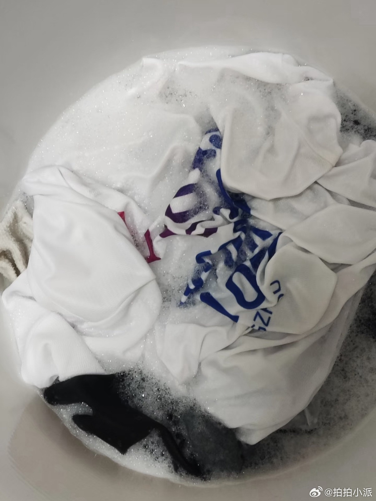 洗衣液是需要反应时间的怪不得我总觉得我妈洗的衣服比我洗的干净，她一直是把衣服先放