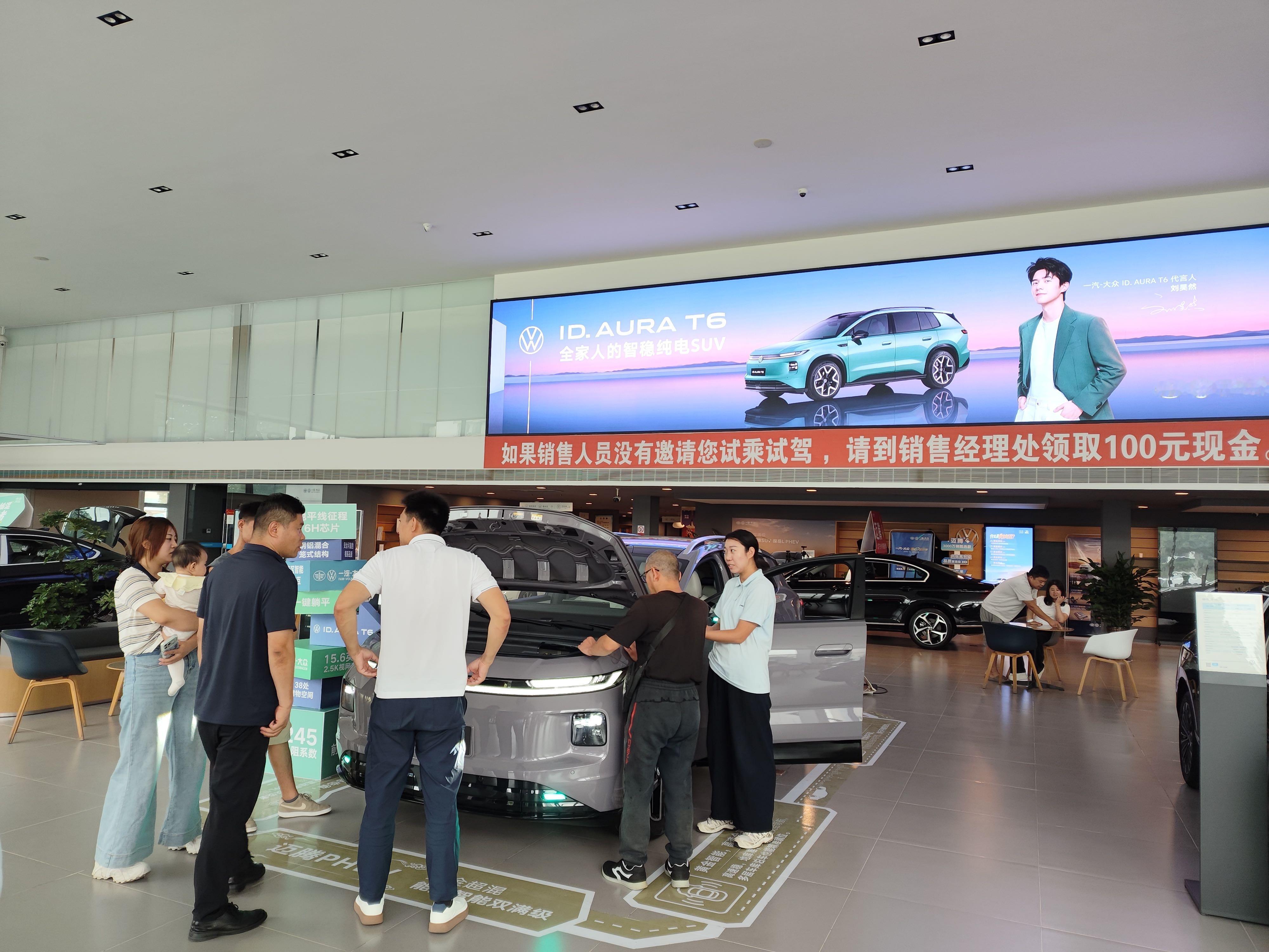 一年前在一汽大众4S店购入了人生第一台车，选择了我心目中的“最美轿跑”大众CC，完美契合了个人对于颜