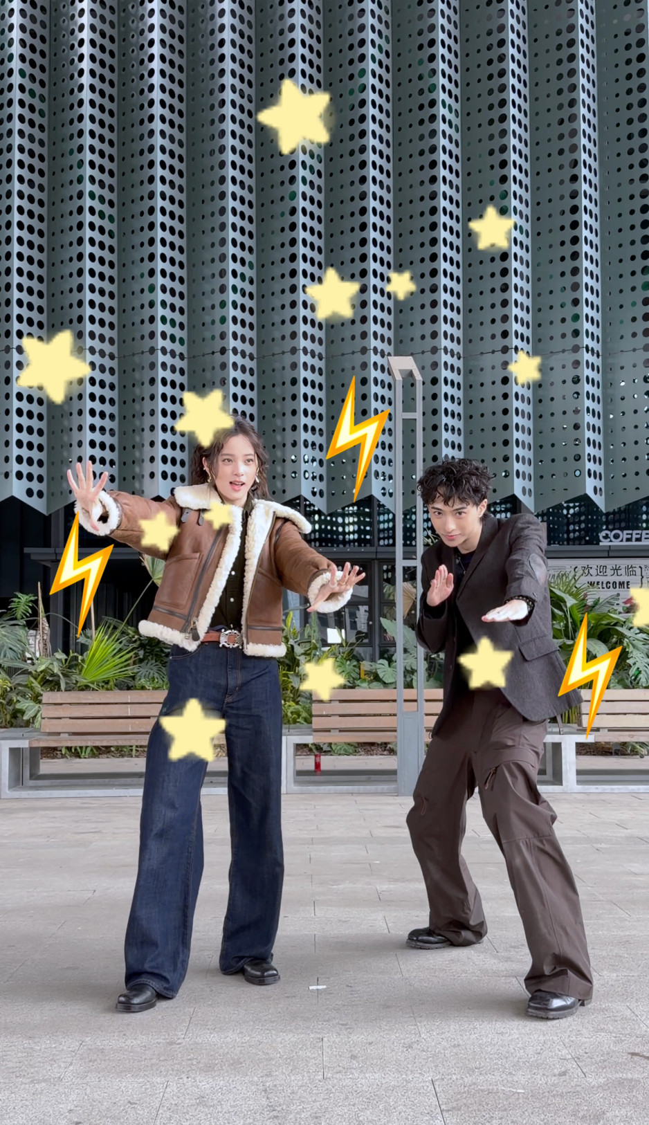 欧阳娜娜恩利在桃花坞合拍了这俩人同框也太搭了吧！搞音乐的果然自带默契，一个眼神