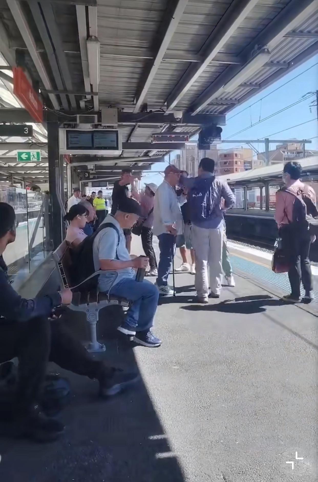 干得漂亮！👍近日，在澳大利亚悉尼，一中国网友称，终于见到硬气的中国人了！