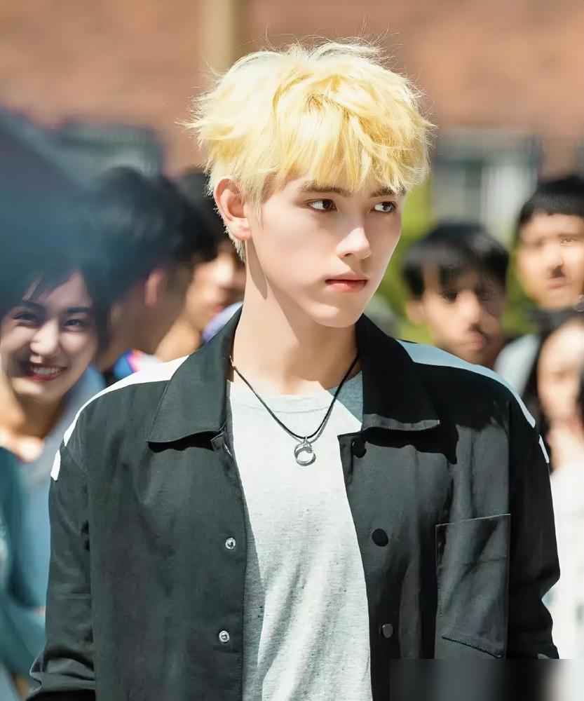 别信热搜上吹的绝不将就。一张张着嘴打呼噜的床照，直接把京圈少爷的伪装撕得一干二净