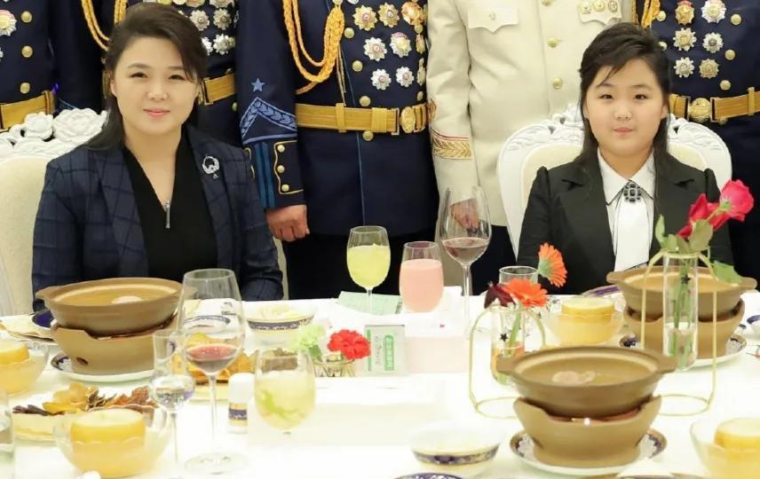 这小姑娘的形态和她妈几乎一模一样！母女俩都是圆圆的脸蛋，胖胖的小腿肚子。（图五