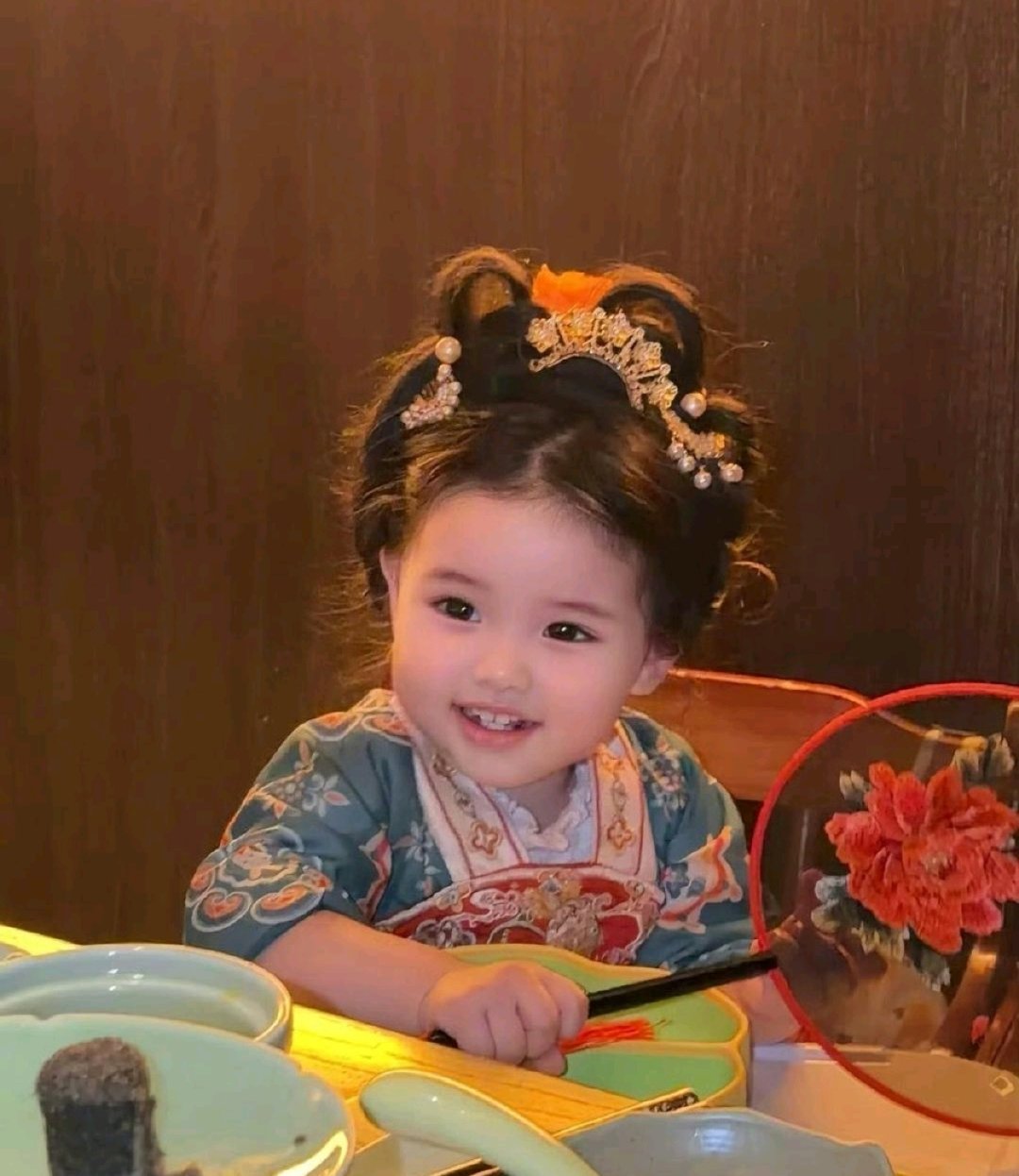 韩安冉这个人确实不太讨喜，但她小女儿优米是真的招人喜欢。穿上古装那叫一个萌，小脸肉嘟嘟的，尤其再跟小