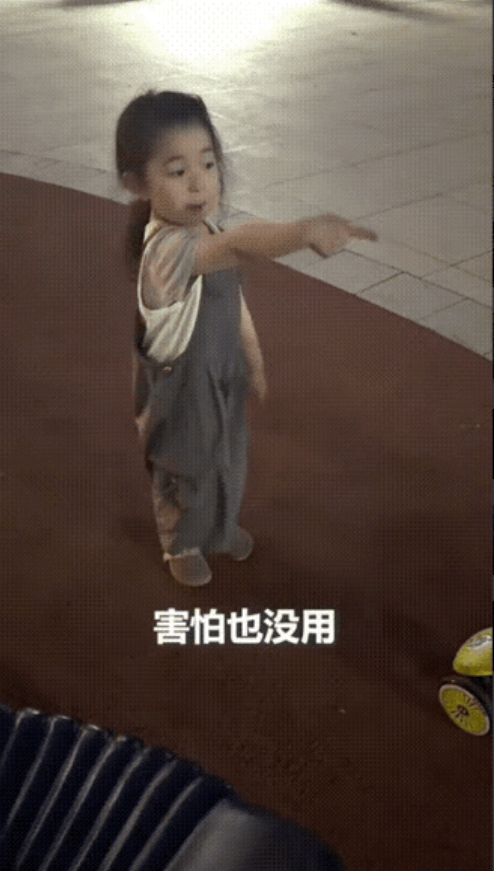 “这个小女孩火到人民日报了！”小女孩带着滑板车到广场上玩，一小朋友未经同意玩