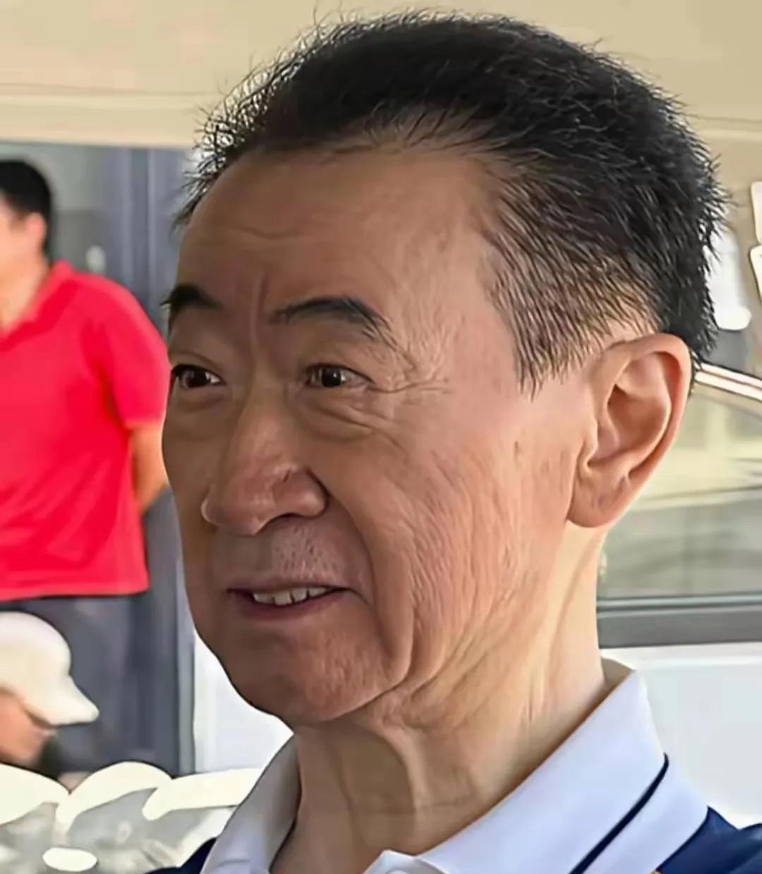 王健林也已经71岁了，乍一看很显老，对比身边同龄人够精神了！在网上看到王健林的