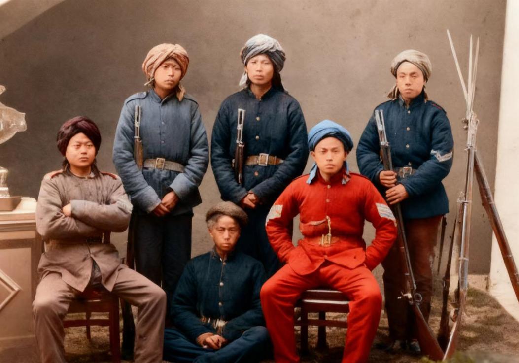 鸦片战争惨败割地赔款以后，清朝还能继续坚持70多年，因为西方给清朝送来两样救命的