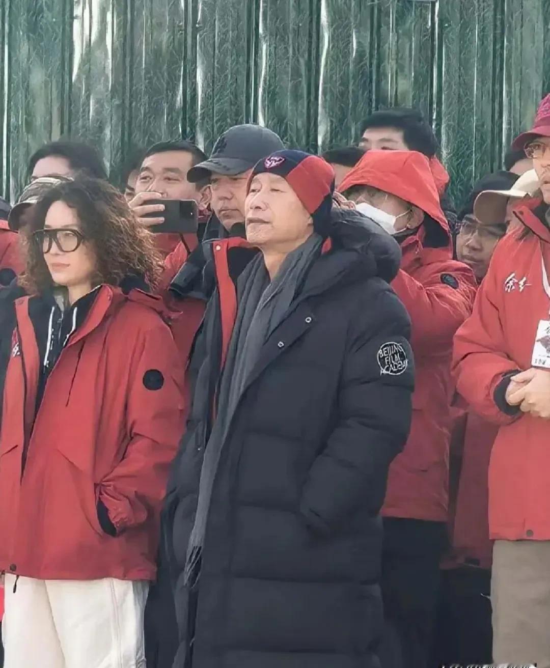 马伊琍顶着一头黄色羊毛卷，在浙江五金城里演老板娘？这画面感太强了。快五十的人