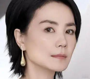 王菲这下怕是悔到肠子都打结了！她懊恼的根本不是接下赫莲娜这组大片，也不是一身黑长