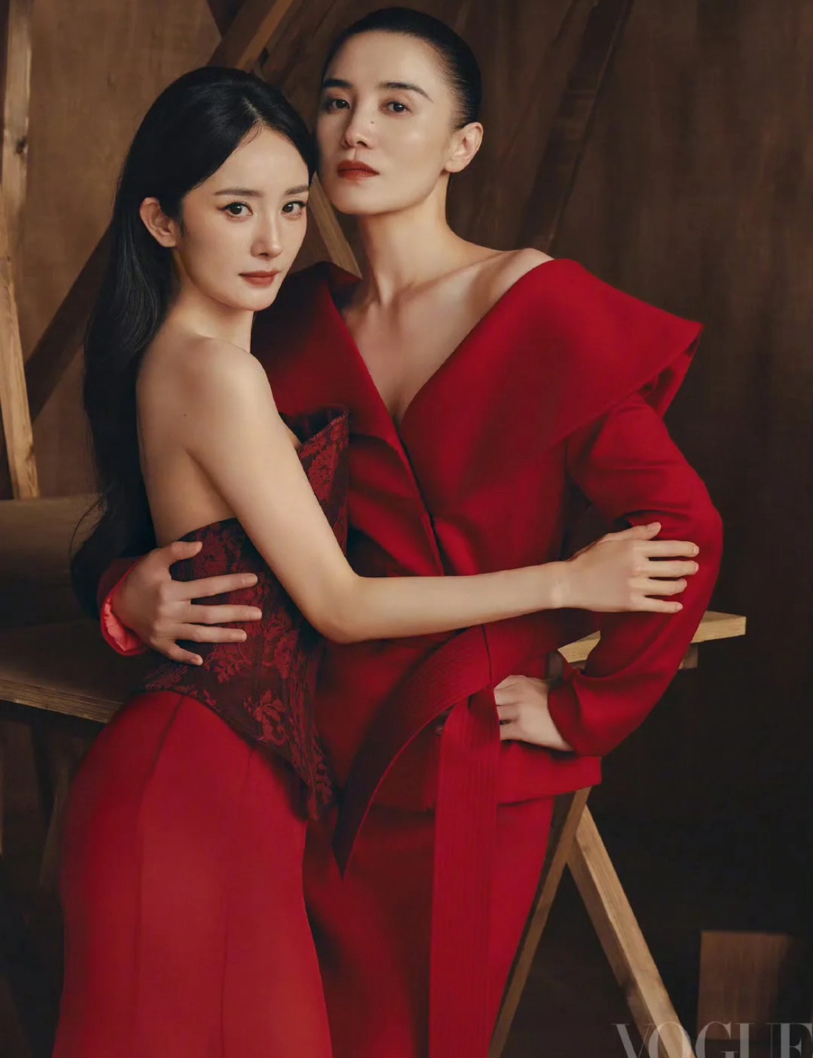 这个女演员群像封面拍的太好了…ps：大合照那张是单人p在一起的还是一起拍的？