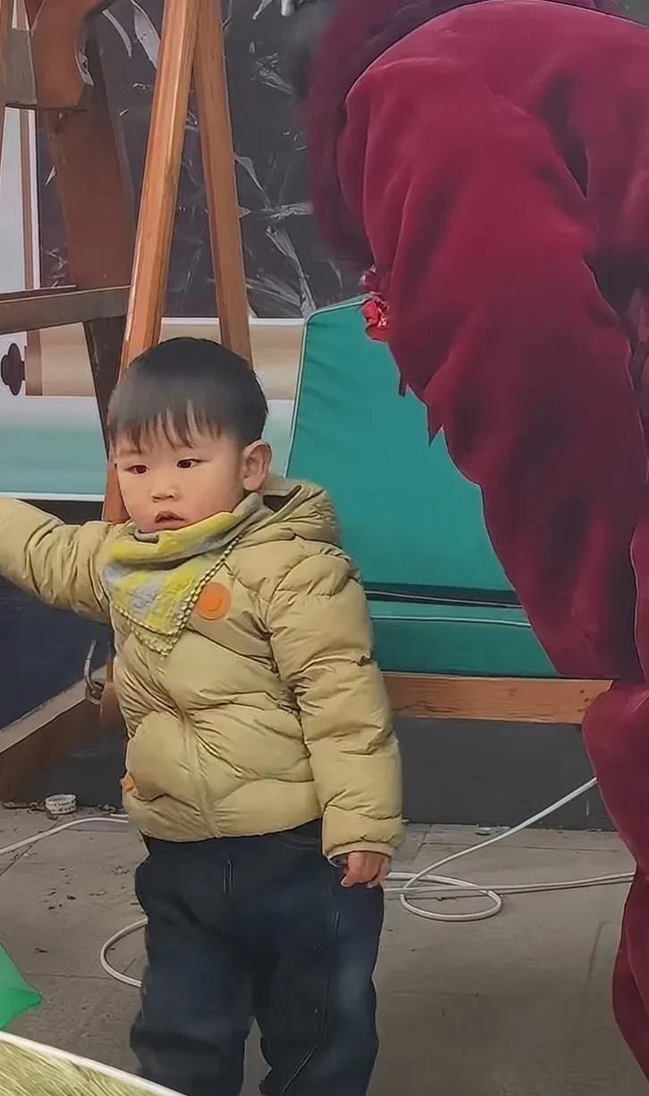 标题：大衣哥女儿出嫁日，三代同框的朴素喜悦2024年5月20日，山东菏泽单县朱