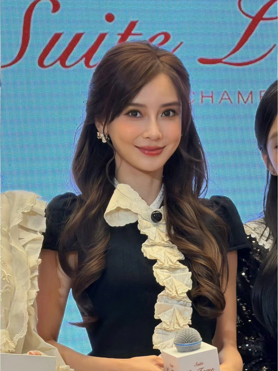 昨天Angelababy亮相线下活动不仅美出圈热度更是大爆出圈，加上［杨颖］两个