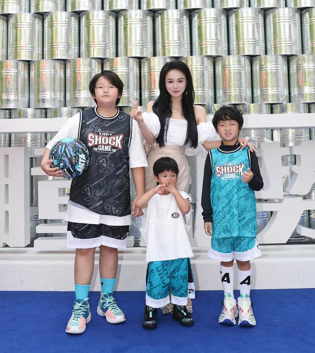 查了一下，拳王邹市明和妻子冉莹颖一共生了三个儿子，可三个孩子没一个愿意继承他的拳