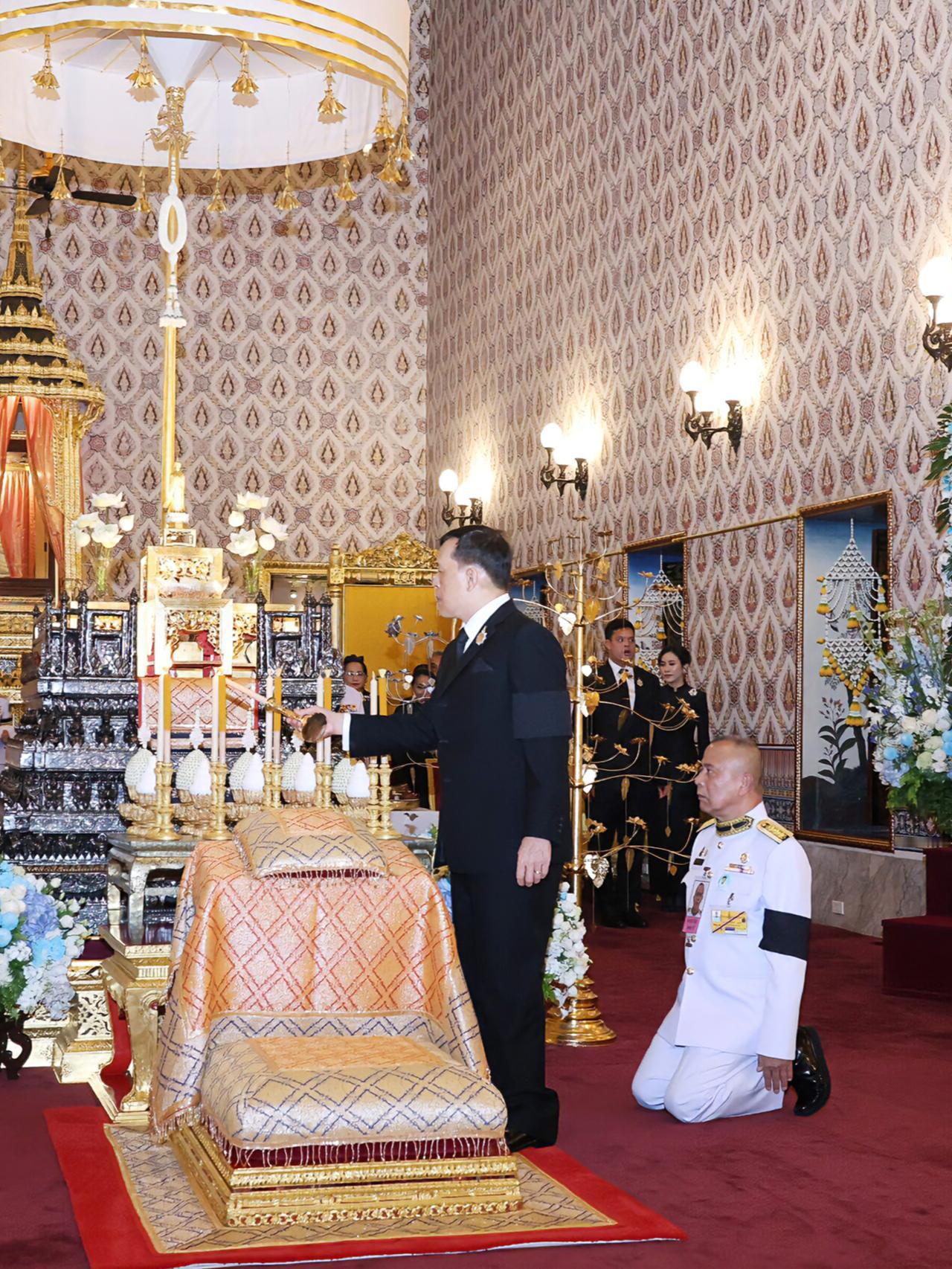 诗妮娜站在角落里，没有资格祭拜诗丽吉太后诗妮娜虽以儿媳身份奔赴国葬，但在仪式中