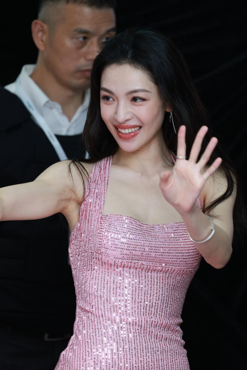 最近钟楚曦现身广州，她穿了一件粉色的吊带裙，大秀完美身材，气质超好。她是个很