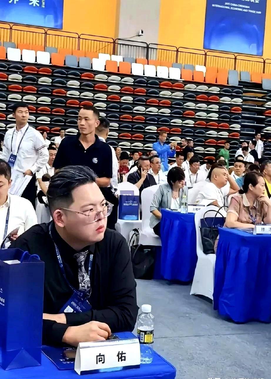 这阵子，当一个富二代一个月电话费烧到2万时，戏不在钱，在人。向太说，小儿子八成